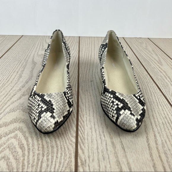 Easy Spirit Abelle Leather Almond Toe Low Wedges 6.5M Black & White Snake Python - Picture 2 of 10
